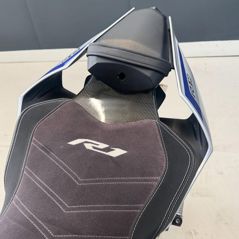 YAMAHA R1