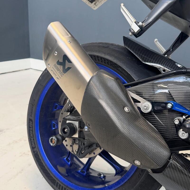YAMAHA R1