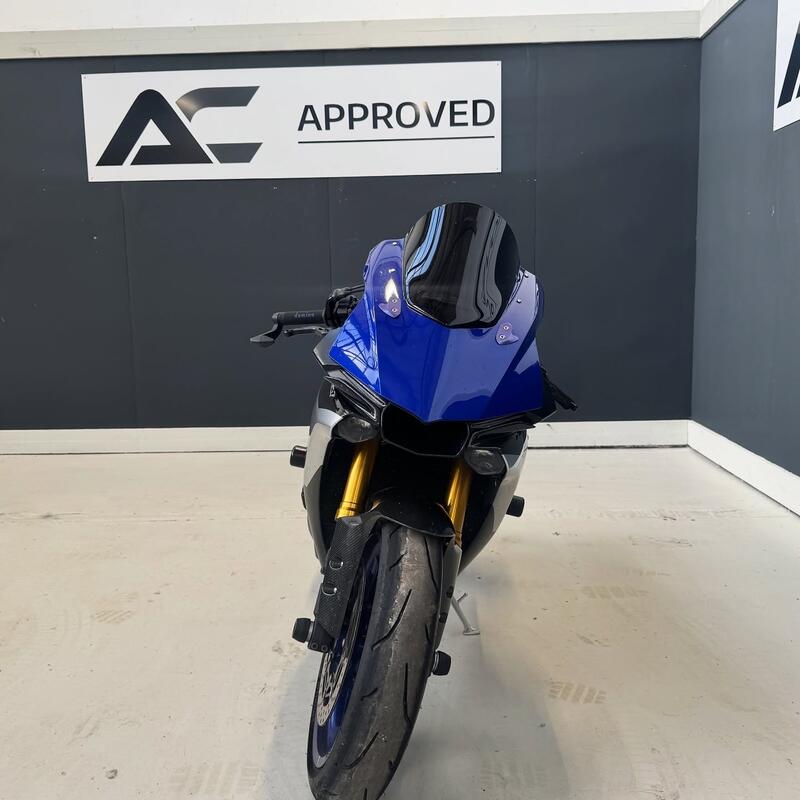 YAMAHA R1
