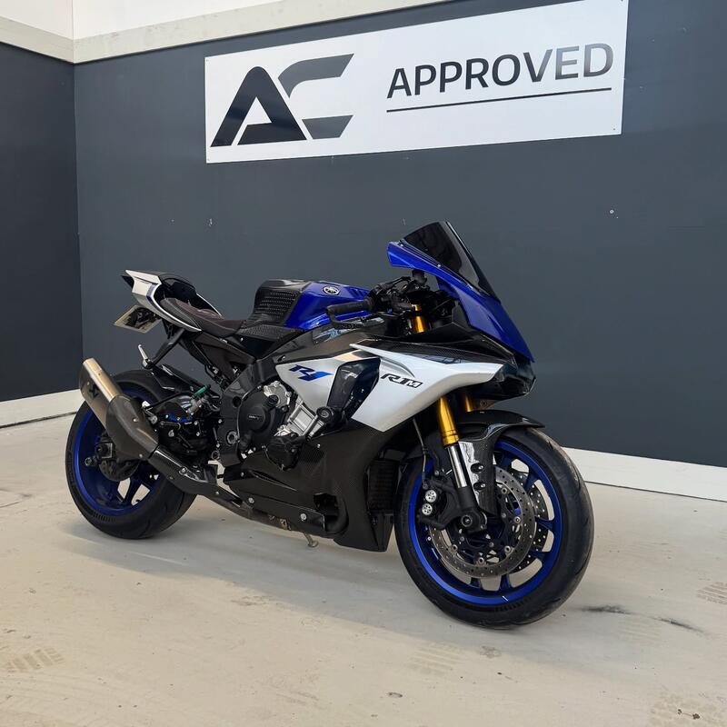 YAMAHA R1