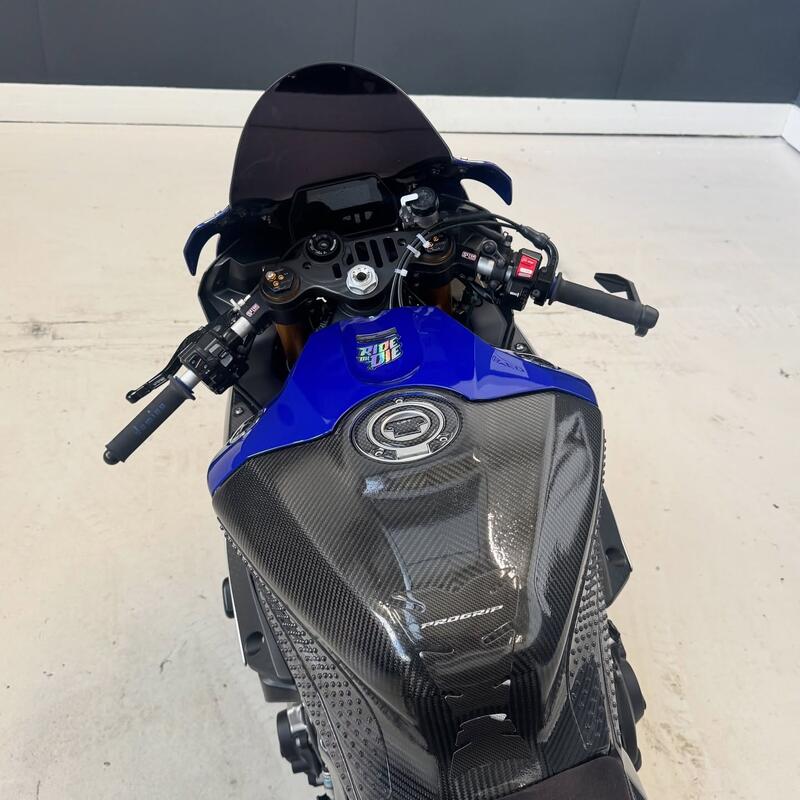 YAMAHA R1