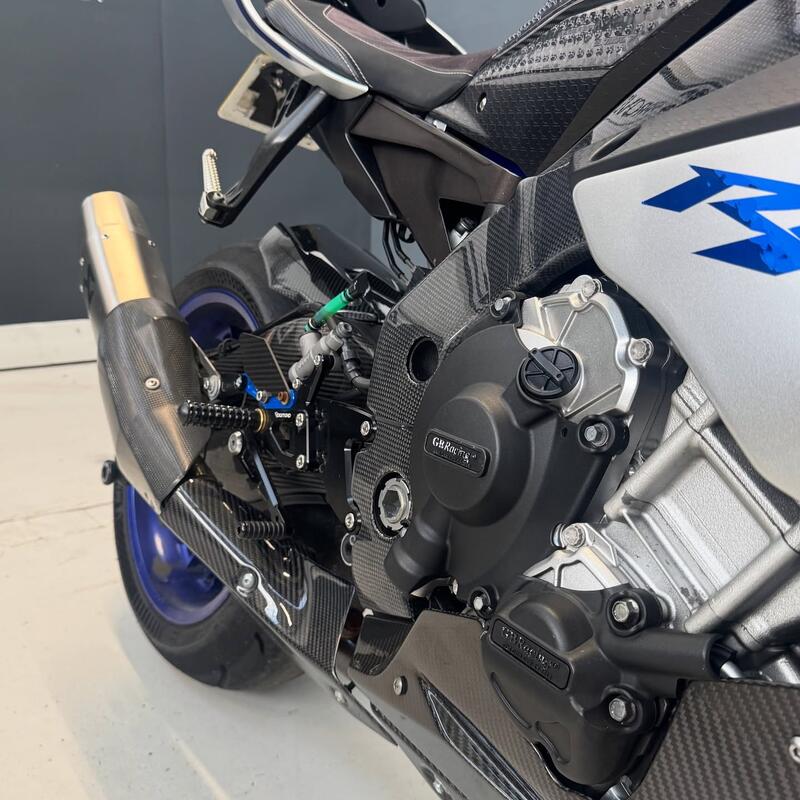YAMAHA R1
