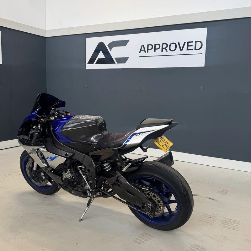 YAMAHA R1